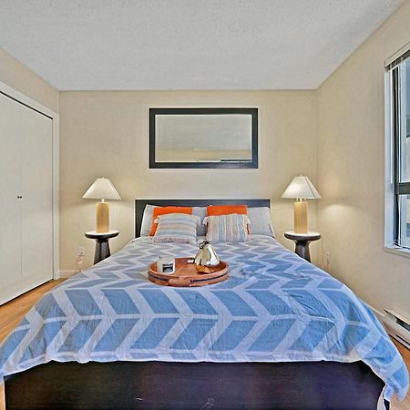 Prime Location Stylish Two-Bedroom Apartment Overlooking Downtown Vancouver Kültér fotó